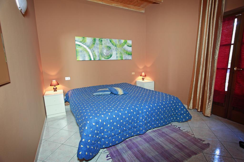 Agriturismo Licensì Del Bresà Villa Monzambano Camera foto
